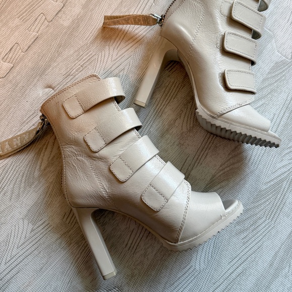 DKNY “Blake” cream, peep-toe lug sole booties, 5.5 - Picture 2 of 10